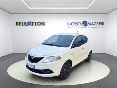 Lancia Ypsilon  - ypsilon 1.0 firefly 5 porte s&s hybrid ecochic gold Bianco usata Ancona