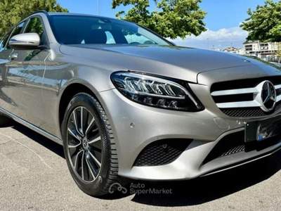 Mercedes-Benz Classe C Versione restyling, ideale per chi cerca un’auto raffinata Oro usata Avezzano