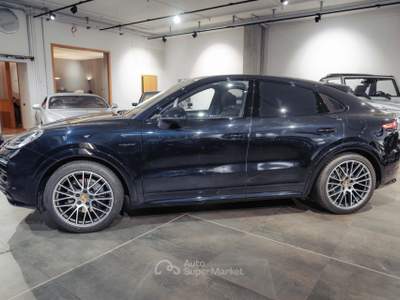 Porsche Cayenne Coupé 3.0 V6 E-Hybrid*KIT AERO*4 RUOTE STERZ*PNEUM Nero usata MILANO