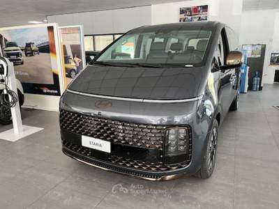 Hyundai Staria 1.6 HEV AT 2WD 7 posti Luxury KM0 Grigio usata Montecrestese