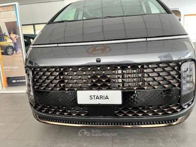 Hyundai Staria 1.6 HEV AT 2WD 7 posti Luxury KM0 Grigio usata Montecrestese