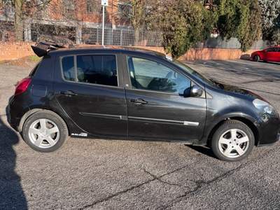 Renault Clio auto tenuta benissimo consuma poco ,ci sono un po’ di modifiche Nero usata Milano