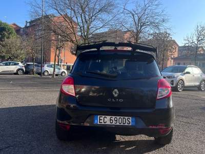 Renault Clio auto tenuta benissimo consuma poco ,ci sono un po’ di modifiche Nero usata Milano