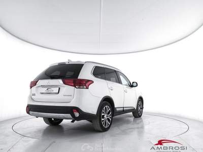 Mitsubishi Outlander 2.2 DI-D 4WD Instyle Plus SDA 7 posti - AUTOCARRO Bianco usata Corciano