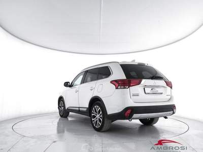 Mitsubishi Outlander 2.2 DI-D 4WD Instyle Plus SDA 7 posti - AUTOCARRO Bianco usata Corciano
