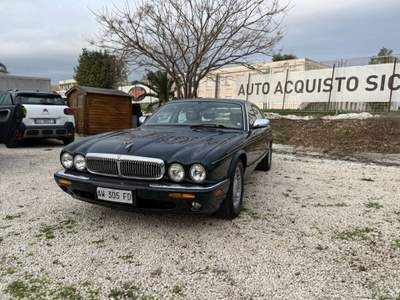 Jaguar XJ Daimler 4.0 cat Super Charged Verde usata Roma