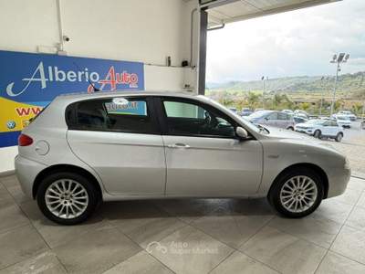 Alfa Romeo 147 1.9 JTD (120) 5 porte Distinctive Argento usata ADRANO