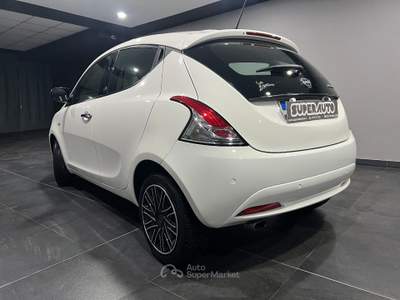 Lancia Ypsilon 1.0 FireFly 5 porte S&S Hybrid Ecochic Gold Bianco usata Atena lucana