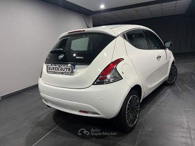 Lancia Ypsilon 1.0 FireFly 5 porte S&S Hybrid Ecochic Gold Bianco usata Atena lucana