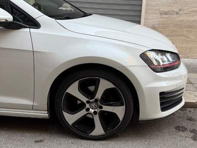 Volkswagen Golf 1.6 TDI 110cv allestimento R-Line Bianco usata Bari