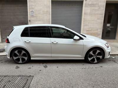Volkswagen Golf 1.6 TDI 110cv allestimento R-Line Bianco usata Bari