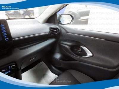 Toyota Yaris 1.5 Hybrid 5 Porte Active AUT EU6 Blu/Azzurro usata Latina