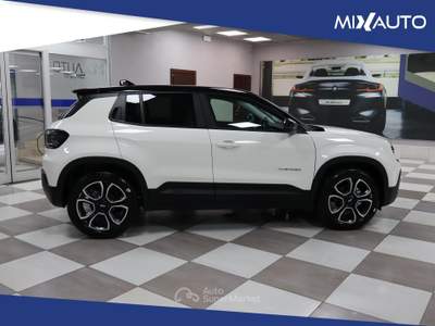 Jeep Avenger 1.2 Turbo E-Hybrid MHEV Summit FWD 100CV AUTO EU6 Con tetto panoramico Bianco usata Latina