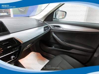 BMW Serie 5 530d Futura D Touring xDrive Business AUT EU6C Argento usata Latina