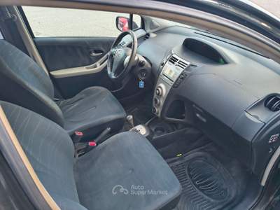 Toyota Yaris Cambio automatico bassi consumi Nero usata LIVORNO