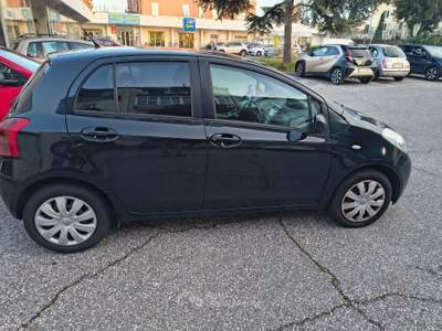 Toyota Yaris Cambio automatico bassi consumi Nero usata LIVORNO