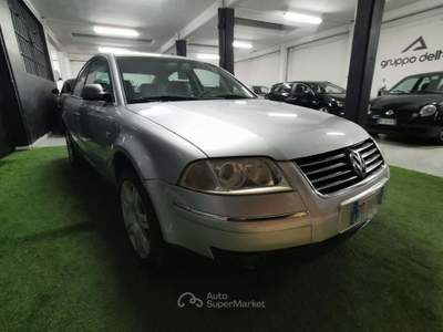 Volkswagen Passat Berlina 1.8t Highline Argento usata Torino