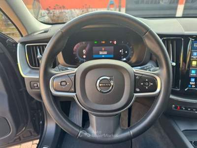 Volvo XC60 B4(d) 197CV AUT. Mom.Core (AUTOCARRO N1) Nero usata Milano