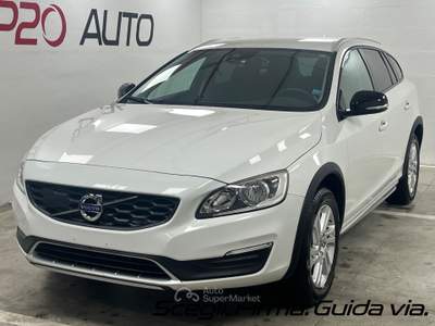 Volvo V60 Cross Country V60 Cross Country D3 Geartronic Momentum Bianco usata Civita Castellana