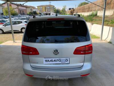 Volkswagen Touran Business 1.6 TDI DSG 7 POSTI OK NEOPATENTATI C.AUT Argento usata Pavia