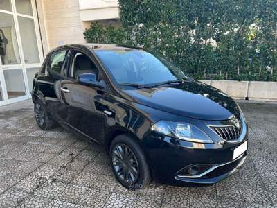 Lancia Ypsilon 1.0 FireFly S&S Hybrid Ecochic Nero usata Alberobello