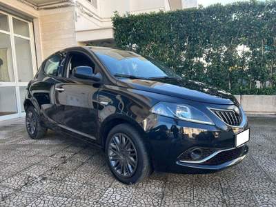 Lancia Ypsilon 1.0 FireFly S&S Hybrid Ecochic Nero usata Alberobello