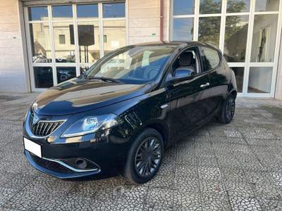 Lancia Ypsilon 1.0 FireFly S&S Hybrid Ecochic Nero usata Alberobello