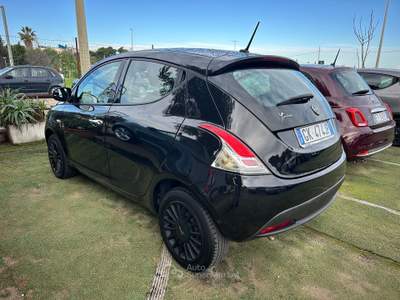 Lancia Ypsilon 5 porte S&amp;S Hybrid Ecochic Silver Nero usata Giovinazzo