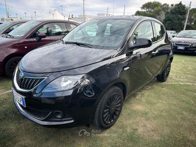 Lancia Ypsilon 5 porte S&amp;S Hybrid Ecochic Silver Nero usata Giovinazzo