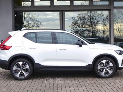 Volvo XC40 B3 automatico Plus Dark Bianco usata Quattro Castella