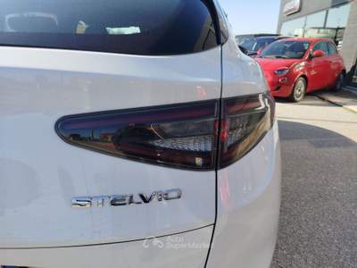 Alfa Romeo Stelvio Stelvio 2.2 Turbodiesel 160 CV AT8 RWD Competizione Bianco usata Cherasco