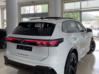 Volkswagen Tiguan 2.0 150cv DSG R-Line black pack |tetto+matrix+r19"| AUTOCARRO Bianco usata San Felice a Cancello