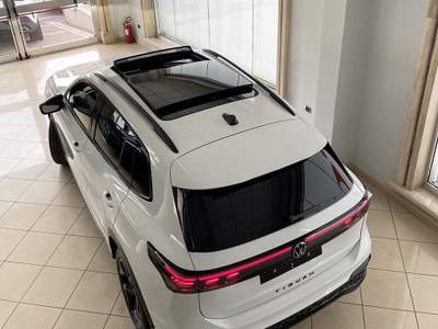 Volkswagen Tiguan 2.0 150cv DSG R-Line black pack |tetto+matrix+r19"| AUTOCARRO Bianco usata San Felice a Cancello