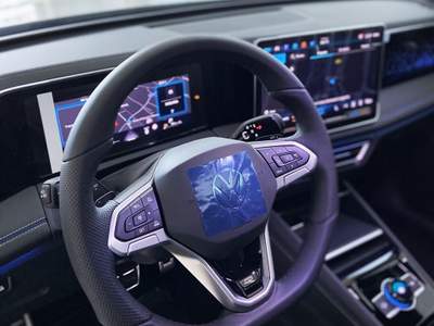 Volkswagen Tiguan 2.0 150cv DSG R-Line black pack |tetto+matrix+r19"| AUTOCARRO Bianco usata San Felice a Cancello