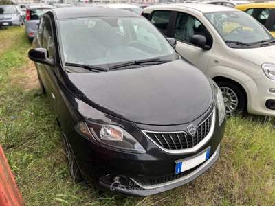 Lancia Ypsilon  - ypsilon 1.0 firefly hybrid gold s&s 70cv 5p.ti Nero usata Roma