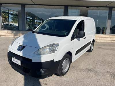 Peugeot Partner Tepee 1.6 HDi 90CV Comfort IVA ESP Bianco usata Pignataro Interamna