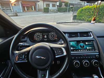 Jaguar E-Pace Ottime condizioni generali. Tagliandi ufficiali. Gancio traino Nero usata Rosà