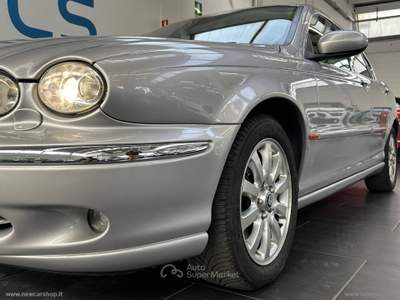 Jaguar X-Type X-Type 2.5 V6 Executive Argento usata Milano