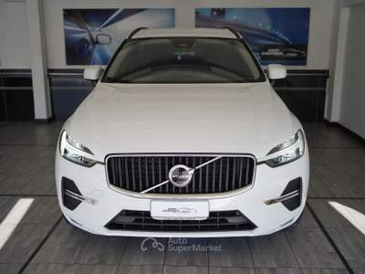 Volvo XC60 B4 (d) AWD Geartronic Momentum Bianco usata Pozzuoli
