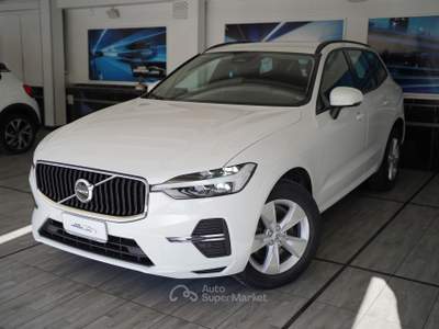 Volvo XC60 B4 (d) AWD Geartronic Momentum Bianco usata Pozzuoli