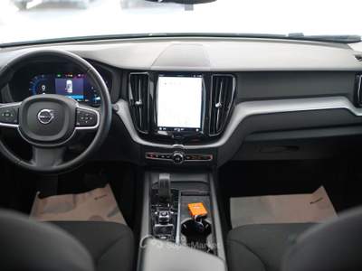 Volvo XC60 B4 (d) AWD Geartronic Momentum Bianco usata Pozzuoli