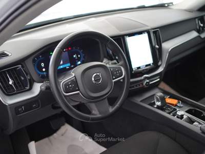 Volvo XC60 B4 (d) AWD Geartronic Momentum Bianco usata Pozzuoli