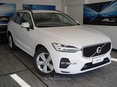 Volvo XC60 B4 (d) AWD Geartronic Momentum Bianco usata Pozzuoli