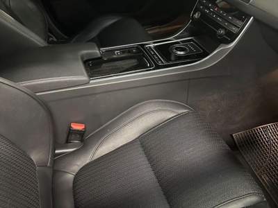 Jaguar XF 2.0 D 180 CV aut. Prestige Grigio usata Cagliari