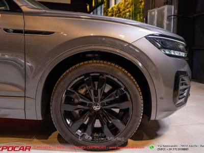 Volkswagen Touareg 3.0 V6 TSI eHybrid 462 CV R Grigio usata Adelfia
