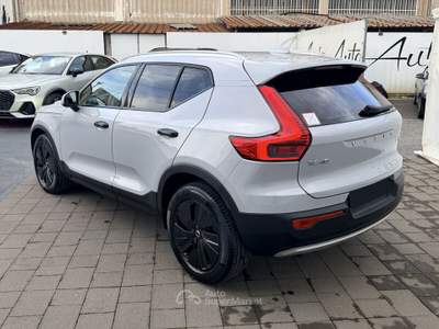 Volvo XC40 Recharge Plug-in Hybrid BLACK Inscription Expression Bianco usata Roma