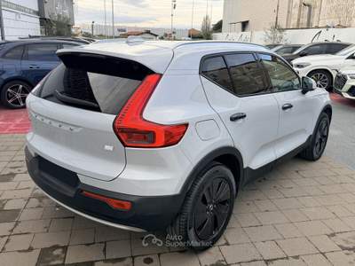 Volvo XC40 Recharge Plug-in Hybrid BLACK Inscription Expression Bianco usata Roma