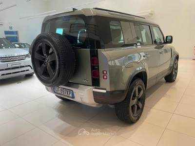 Land Rover Defender 110 3.0D I6 200 CV AWD Auto SE Verde usata Massarosa