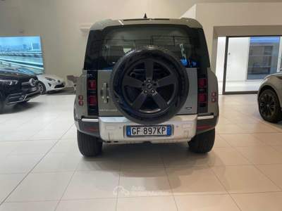 Land Rover Defender 110 3.0D I6 200 CV AWD Auto SE Verde usata Massarosa