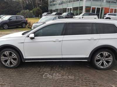 Volkswagen Passat Vettura dotata di gancio di traino estraibile a scomparsa Bianco usata montorfano